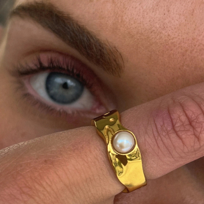 Bague dorée perle et lignes ondulées