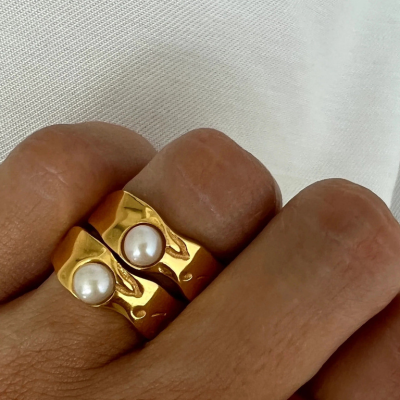 Bague dorée perle et lignes ondulées
