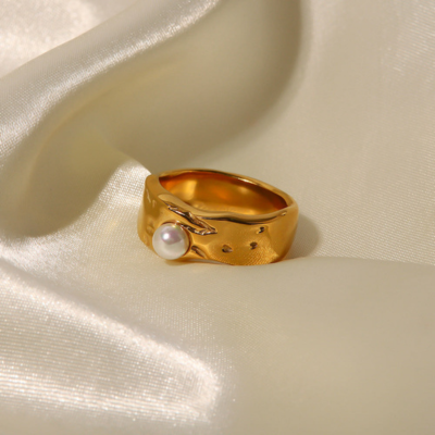 Bague dorée perle et lignes ondulées