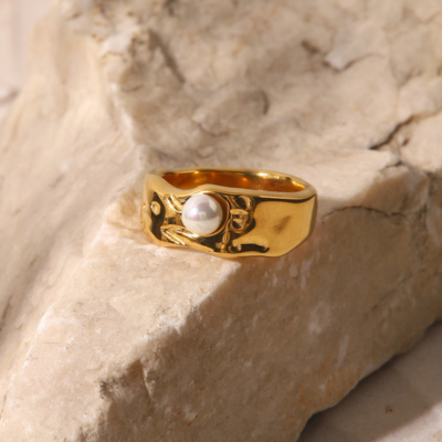Bague dorée perle et lignes ondulées