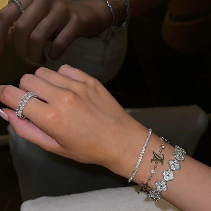 Bracelet jonc ouvert trèfles scintillants