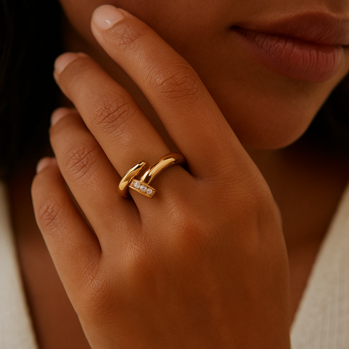 Bague dorée clou et cristaux