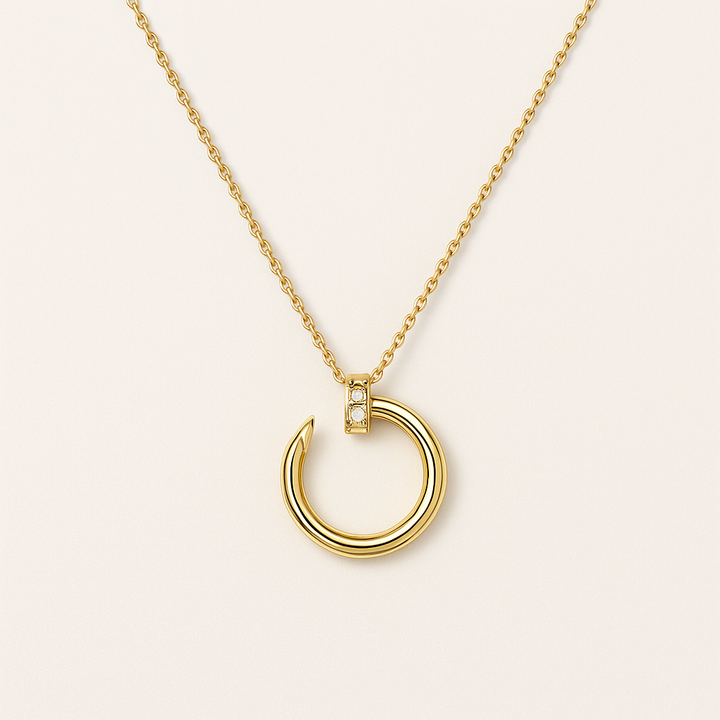 Collier doré pendentif clou