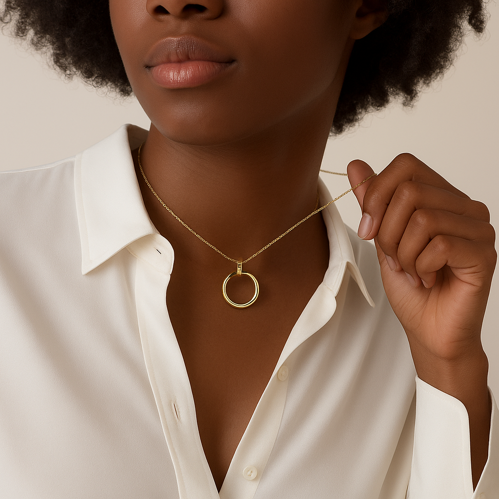 Collier doré pendentif clou