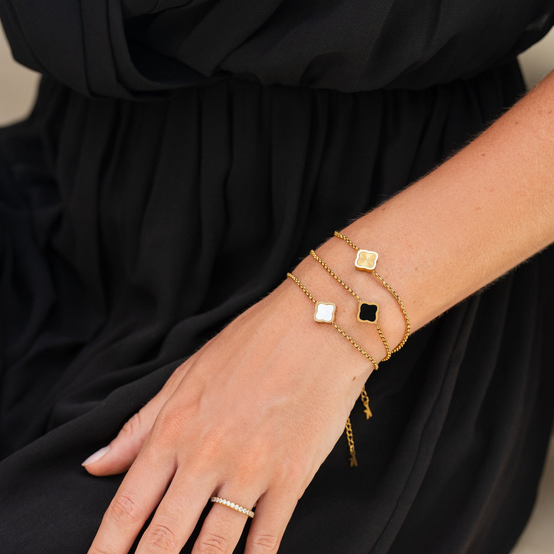 Bracelet délicat trèfle noir