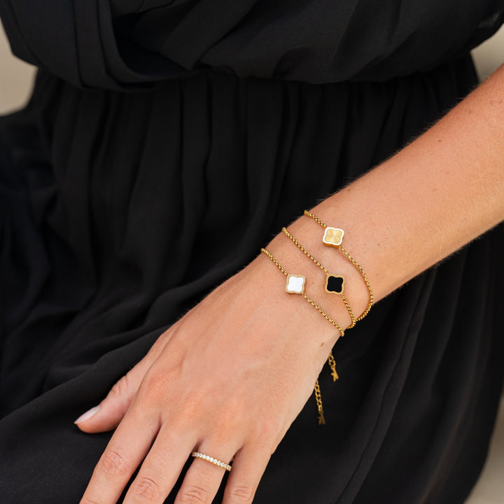 Bracelet délicat trèfle noir