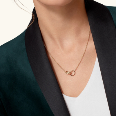 Title: Collier délicat orné d’un pendentif romantique