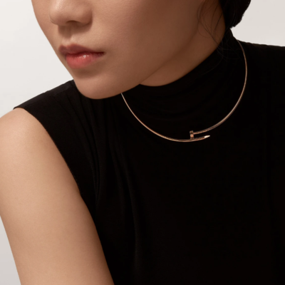 Collier ras de cou rigide clou