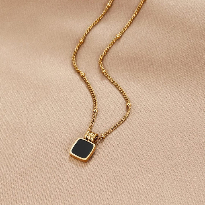 Coralie | Collier Pendentif Noir Chic de Minuit